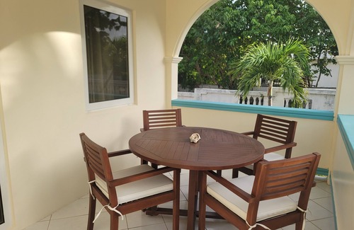 West End Village Apartamento | Luxury 1-bedroom apartment off beautiful Meads Bay with WiFi, AC