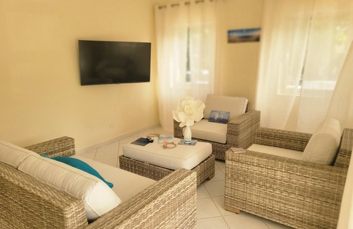 West End Village Apartamento | Luxury 1-bedroom apartment off beautiful Meads Bay with WiFi, AC