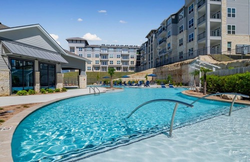 Wetmore Apartamento | Luxury 1-bedroom apartment close to La Cantera/RIM with fitness center, WiFi