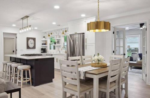 Minnetonka Casa | Luxury 1800sq.ft Home - Sleeps 8