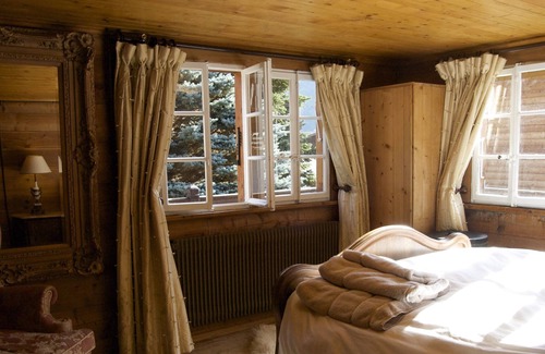 Saas-Fee Chalet De Esquí | Apartamento de lujo de 190m2 de esquí en el famoso chalet Saas Fee de Carl Zuchmayer