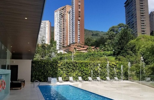 Los Naranjos Apartamento | Luxury 1BD Apartment. Close to all!