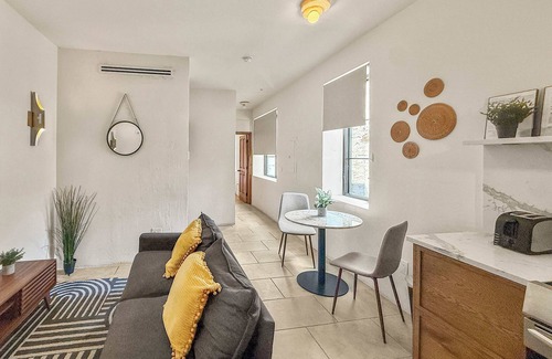 Society Hill Apartamento | Luxury 1BD Stay in South St | 1 Bed Retreat
