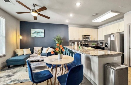 Uptown Apartamento | Luxury 1BD | Uptown | Sleeps 4 | Free Parking