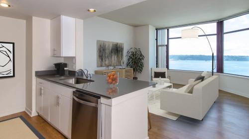 Downtown Seattle Apartamento | Luxury 1Bedroom 1bath Ferris wheel Water Views