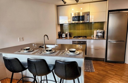 Gastown Apartamento | Luxury 1BR Gastown Condo | Water Views + Contactless Check-In | Parking Nearby