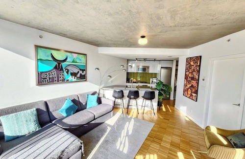 Gastown Apartamento | Luxury 1BR Gastown Condo | Water Views + Contactless Check-In | Parking Nearby