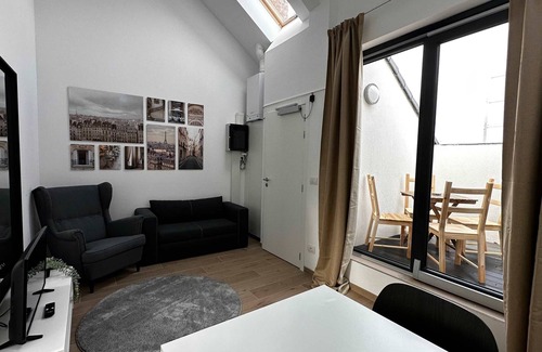 Klein-Antwerpen Apartamento | Luxury 1BR Near Fashion District by Oneluxstay