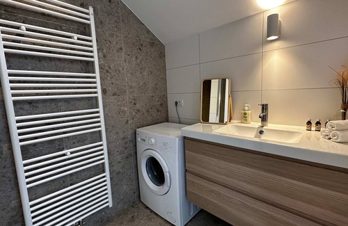 Klein-Antwerpen Apartamento | Luxury 1BR Near Fashion District by Oneluxstay