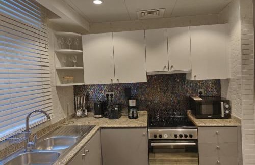 Madinat Zayed Apartamento | Luxury 2 BD, A Midtown Quintessential Community