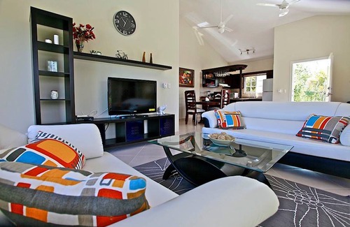 Urbanizacion Tavarez Villa | Villa de lujo de 2 BD en residencia central cerrada, amigable para huéspedes, Wi-Fi, TV por cable