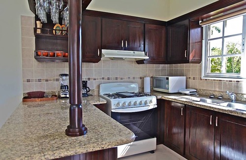Urbanizacion Tavarez Villa | Villa de lujo de 2 BD en residencia central cerrada, amigable para huéspedes, Wi-Fi, TV por cable