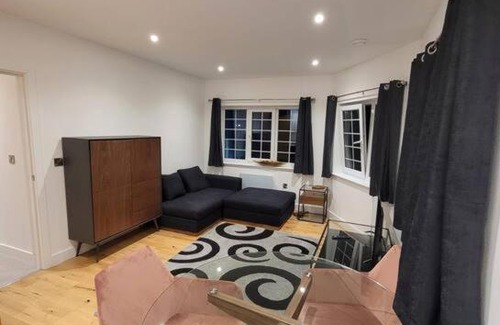 Wainscot Casa | Luxury 2 Bed Apartment In The Center Of Rochester