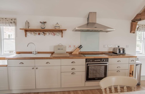 Eaton Mascott Cabaña | Luxury 2 Bed Coach House con interior climatizada privada Corte Piscina y Tenis