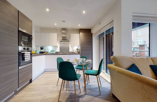 Ebbsfleet Valley Apartamento | Luxury 2 Bed Apartment with Parking 18 mins from London