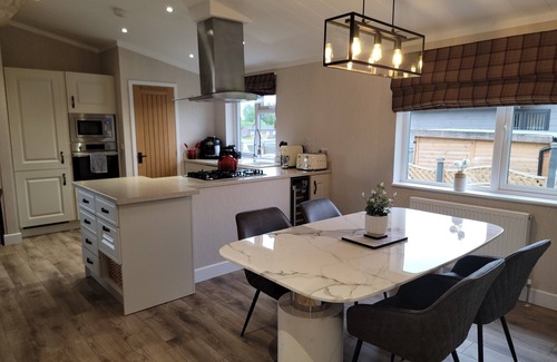 Arnold Cabina | Luxury 2-bed Lodge in Routh, Sleeps 4 With Hot Tub
