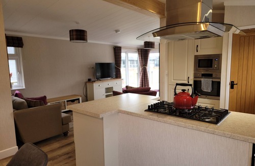 Arnold Cabina | Luxury 2-bed Lodge in Routh, Sleeps 4 With Hot Tub