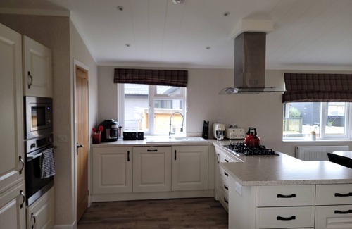 Arnold Cabina | Luxury 2-bed Lodge in Routh, Sleeps 4 With Hot Tub