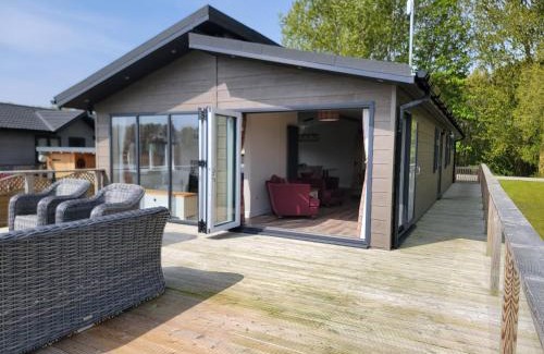 Arnold Casa | Luxury 2-Bed Lodge in Routh Sleeps 4 with Hot Tub