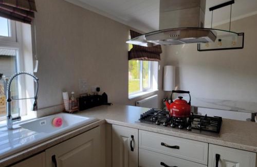 Arnold Casa | Luxury 2-Bed Lodge in Routh Sleeps 4 with Hot Tub