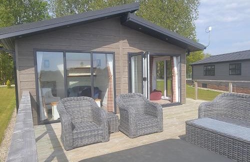 Arnold Casa | Luxury 2-Bed Lodge in Routh Sleeps 4 with Hot Tub