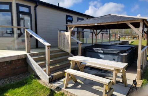 Arnold Casa | Luxury 2-Bed Lodge in Routh HotTub & Pet Friendly