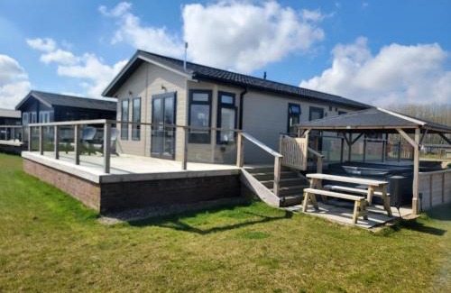 Arnold Casa | Luxury 2-Bed Lodge in Routh HotTub & Pet Friendly
