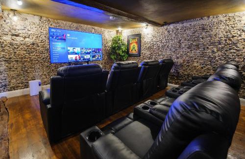 Saffron Walden Casa | Luxury 2 Bed Manor House Hot Tub Cinema Room SkyTV