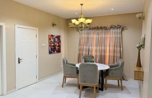 Ibadan Apartamento | Luxury 2-bed w 24h light in Kolapo Ishola GRA