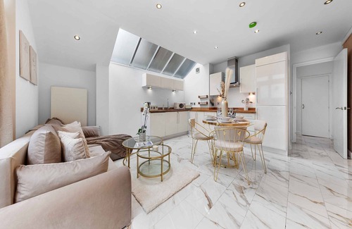 Southfield Apartamento | Luxury 2 Bedroom w/Garden | 65 inch TV & Netflix