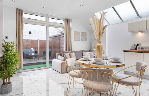 Southfield Apartamento | Luxury 2 Bedroom w/Garden | 65 inch TV & Netflix