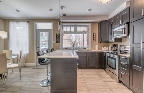 Cote-Des-Neiges—Notre-Dame-De-Grace Condominio | Luxury 2 bedroom, 2 bath condo , 2 balconies, hi speed WIFI with FREE parking