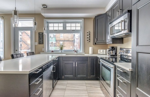 Cote-Des-Neiges—Notre-Dame-De-Grace Condominio | Luxury 2 bedroom, 2 bath condo , 2 balconies, hi speed WIFI with FREE parking