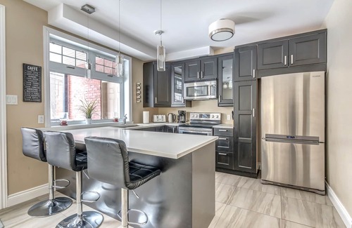 Cote-Des-Neiges—Notre-Dame-De-Grace Condominio | Luxury 2 bedroom, 2 bath condo , 2 balconies, hi speed WIFI with FREE parking