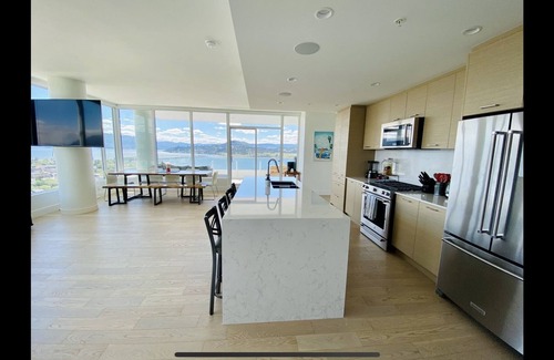 Cultural District Condominio | Luxury 2 bedroom, 2 bath condo. Pool, steam room & gym.