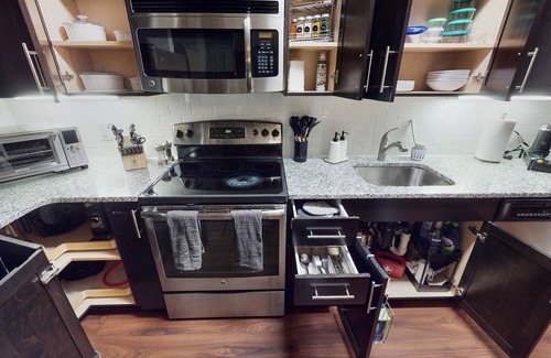 Malden Apartamento | Luxury 2 bedroom - 2 bath w/ garage parking & near train to Boston