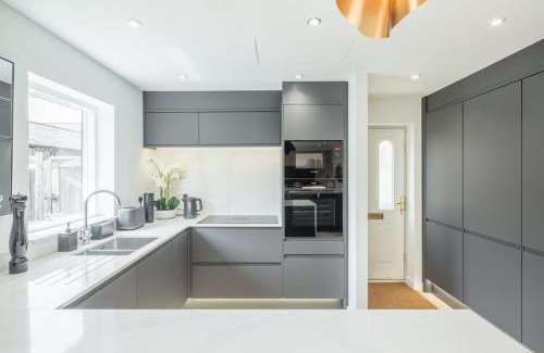 Cambridge Casa | Luxury 2 Bedroom Apartment with AC and Parking