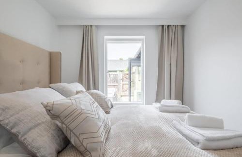 Cambridge Casa | Luxury 2 Bedroom Apartment with AC and Parking