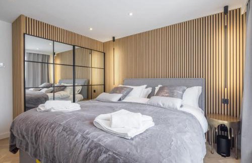 Cambridge Casa | Luxury 2 Bedroom Apartment with AC and Parking