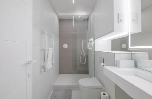 Cambridge Casa | Luxury 2 Bedroom Apartment with AC and Parking