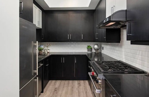 King West Village Casa | Luxury 2 Bedroom Condo W/ Parking, Budweiser arena