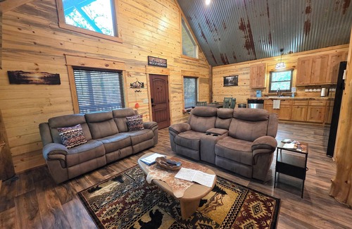 Board Camp Cabina | Luxury 2-bedroom plus loft cabin with WiFi and AC three miles to Wolf Pen Gap
