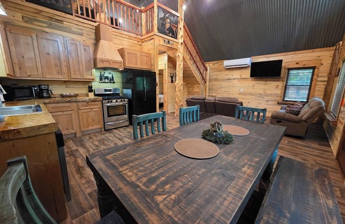 Board Camp Cabina | Luxury 2-bedroom plus loft cabin with WiFi and AC three miles to Wolf Pen Gap