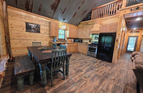 Board Camp Cabina | Luxury 2-bedroom plus loft cabin with WiFi and AC three miles to Wolf Pen Gap