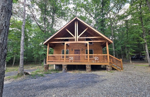 Board Camp Cabina | Luxury 2-bedroom plus loft cabin with WiFi and AC three miles to Wolf Pen Gap
