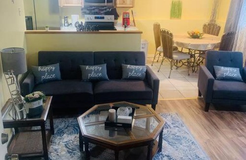 Southeast Colorado Springs Apartamento | Luxury 2 bedroom rental place with a fireplace