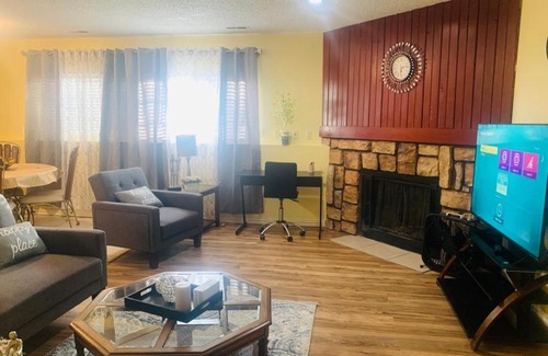 Southeast Colorado Springs Apartamento | Luxury 2 bedroom rental place with a fireplace
