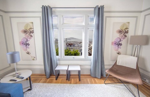 Russian Hill Apartamento | Luxury 2 bedroom 1 bath Penthouse in prime neighborhood. ORGANIC SANITATION