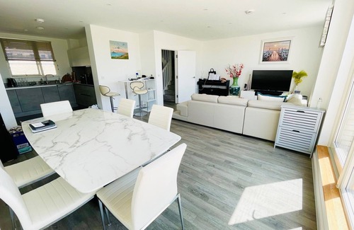 South Acton Apartamento | Luxury 2 Bedrooms Penthouse + Free Indoor Parking