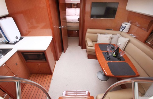 New Forest District Alquiler De Eote | Luxury 2 cabin Motor Yacht in Lymington's beautiful Yacht Haven